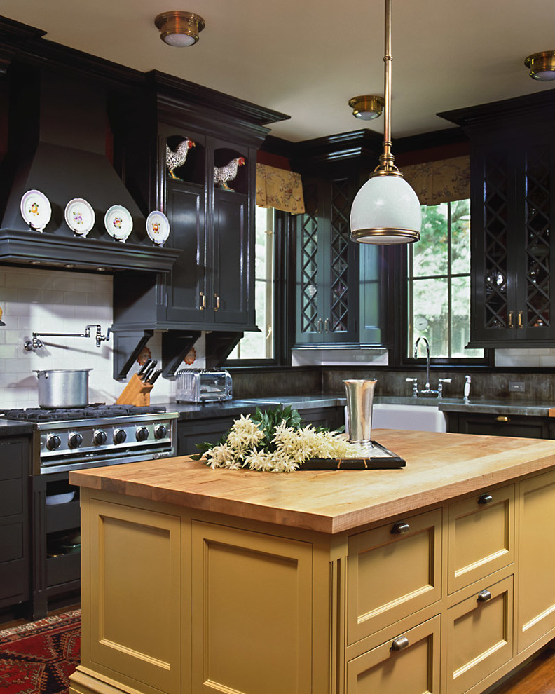 Klassische Küche in L-Form mit Landhausspüle, schwarzen Schränken, Küchenrückwand in Weiß, Küchengeräten aus Edelstahl und Kücheninsel in New York