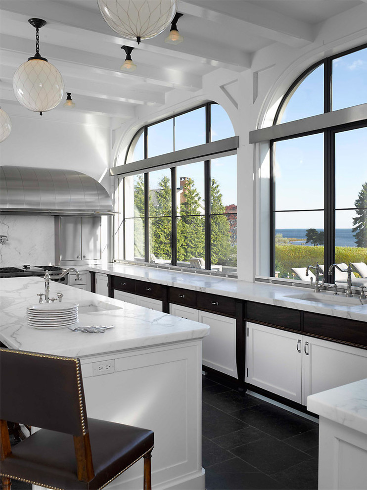 Свежая идея для дизайна: кухня в стиле неоклассика (современная классика) с врезной мойкой, фасадами в стиле шейкер, островом, черно-белыми фасадами и мойкой у окна - отличное фото интерьера