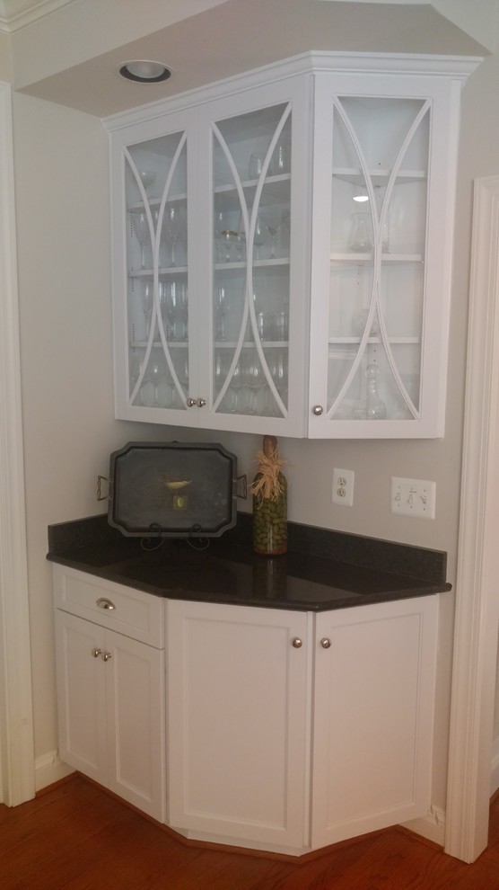 Offene, Mittelgroße Moderne Küche in U-Form mit weißen Schränken, Granit-Arbeitsplatte und Kücheninsel in Washington, D.C.