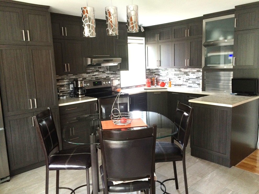 Exempel på ett litet modernt kök, med en undermonterad diskho, skåp i shakerstil, skåp i mörkt trä, bänkskiva i koppar, grått stänkskydd, stänkskydd i mosaik, rostfria vitvaror, klinkergolv i keramik, en halv köksö och beiget golv