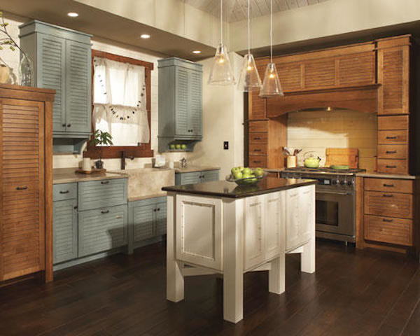 Foto di una cucina stile americano chiusa e di medie dimensioni con lavello stile country, ante a persiana, ante blu, paraspruzzi beige, elettrodomestici in acciaio inossidabile e parquet scuro