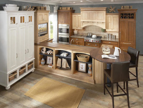 Exempel på ett mellanstort lantligt kök, med en undermonterad diskho, skåp i shakerstil, skåp i ljust trä, träbänkskiva, beige stänkskydd, rostfria vitvaror, ljust trägolv och en halv köksö