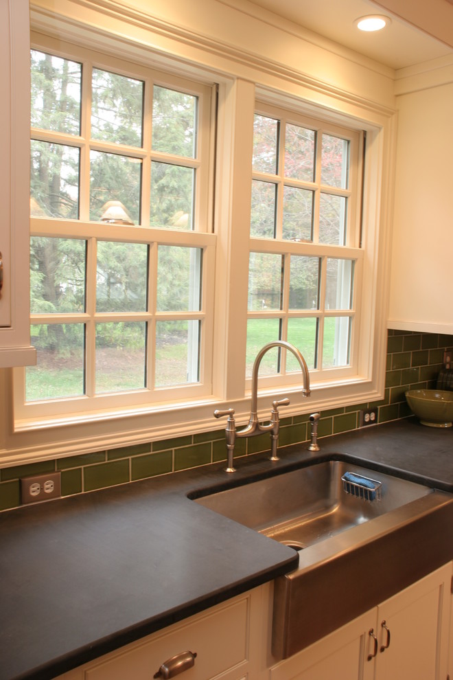 Moderne Küche mit weißen Schränken, Arbeitsplatte aus Holz, Küchenrückwand in Grün, Rückwand aus Metrofliesen, Küchengeräten aus Edelstahl, braunem Holzboden und Kücheninsel in Philadelphia