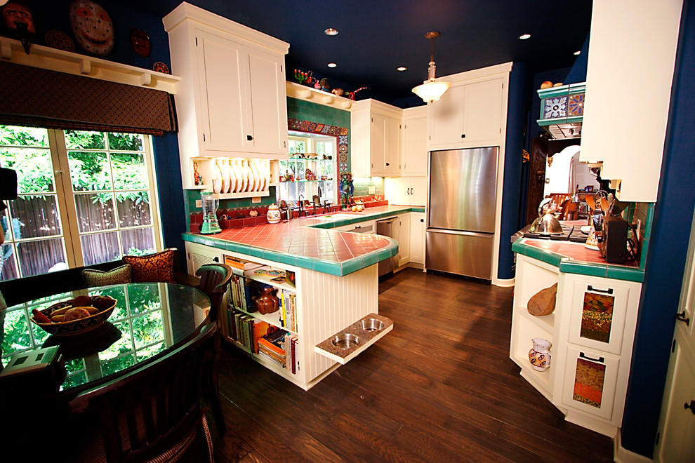 Bild på ett eklektiskt kök, med en enkel diskho, skåp i shakerstil, vita skåp, kaklad bänkskiva, flerfärgad stänkskydd, stänkskydd i keramik, rostfria vitvaror och mörkt trägolv