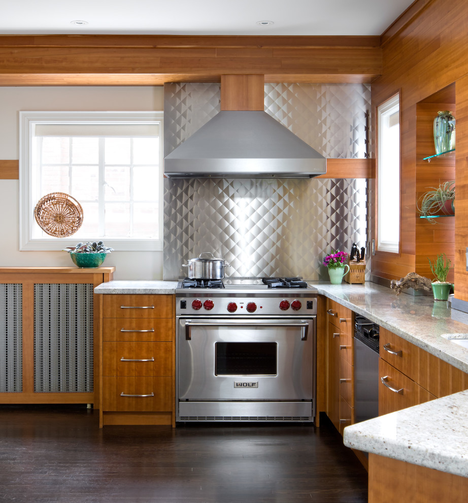 Exempel på ett modernt kök, med släta luckor, skåp i mellenmörkt trä, stänkskydd med metallisk yta, rostfria vitvaror och mörkt trägolv