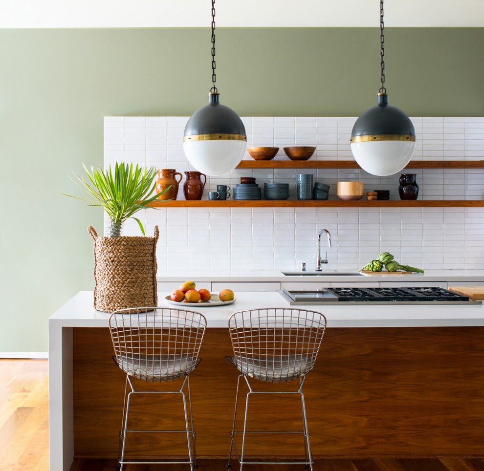 Esempio di una cucina design con lavello sottopiano, ante lisce, ante in legno scuro, paraspruzzi bianco, pavimento in legno massello medio, pavimento marrone e top bianco