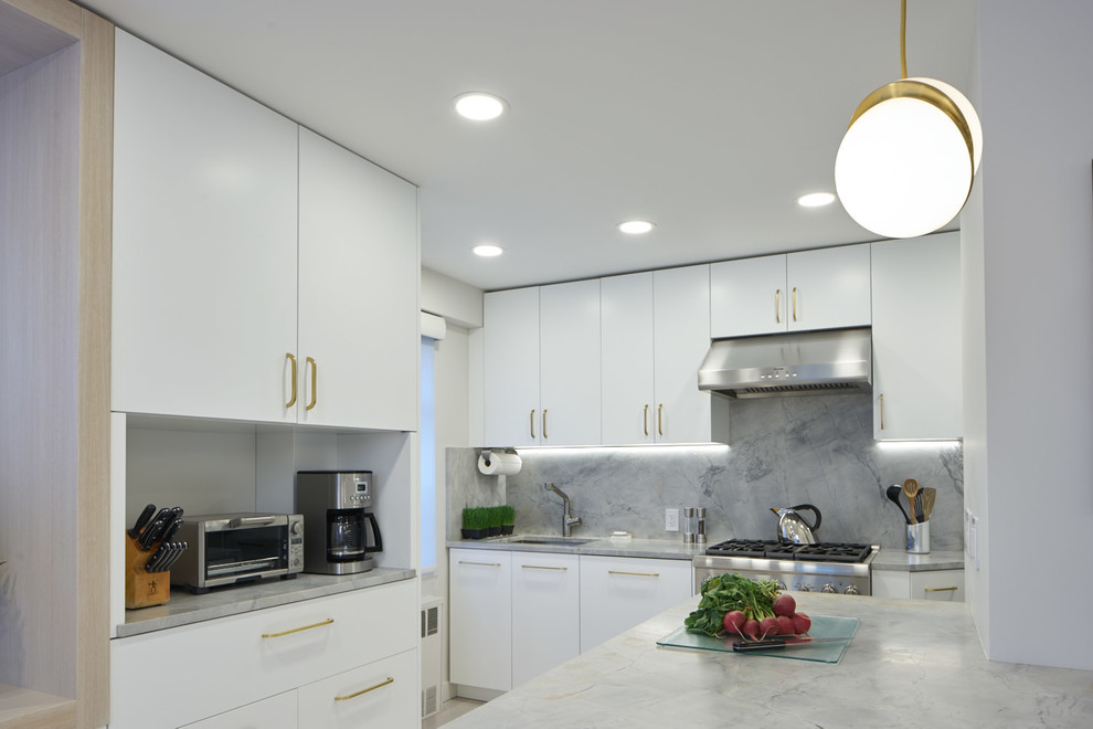 Moderne Wohnküche in L-Form mit Unterbauwaschbecken, flächenbündigen Schrankfronten, weißen Schränken, Küchengeräten aus Edelstahl, hellem Holzboden und Kücheninsel in New York