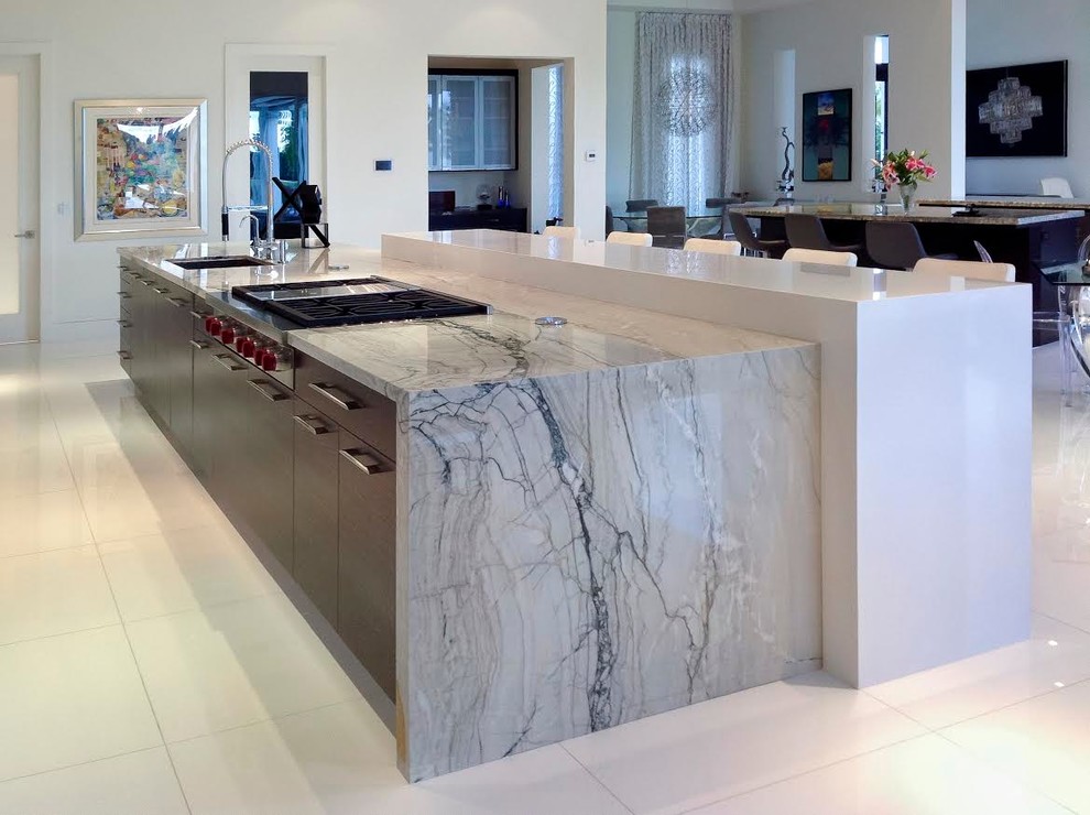 Idéer för ett mycket stort modernt linjärt kök med öppen planlösning, med en undermonterad diskho, släta luckor, vita skåp, marmorbänkskiva, rostfria vitvaror, marmorgolv och en köksö