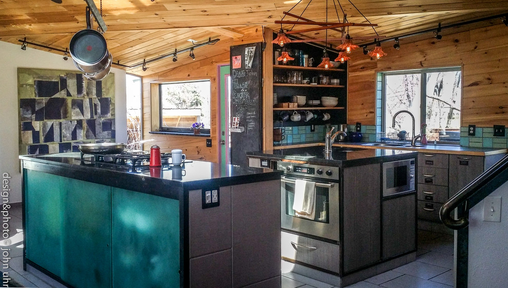 Idéer för att renovera ett mellanstort funkis kök med öppen planlösning, med en undermonterad diskho, luckor med glaspanel, skåp i mellenmörkt trä, granitbänkskiva, stänkskydd i glaskakel, rostfria vitvaror, klinkergolv i porslin och flera köksöar