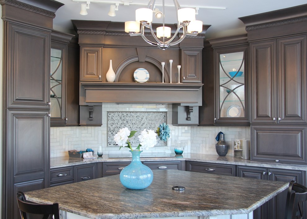 Foto på ett avskilt, mellanstort funkis brun u-kök, med en dubbel diskho, luckor med upphöjd panel, grå skåp, granitbänkskiva, grått stänkskydd, rostfria vitvaror, stänkskydd i mosaik och en köksö