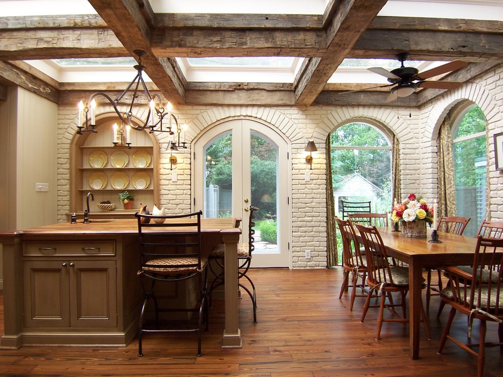 Klassische Wohnküche mit Schrankfronten mit vertiefter Füllung, braunen Schränken und Arbeitsplatte aus Holz in Atlanta