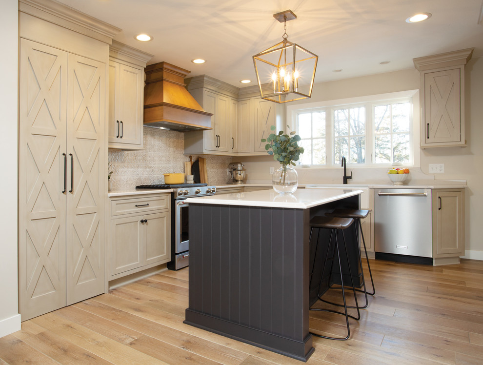 Foto på ett lantligt vit kök, med en rustik diskho, luckor med profilerade fronter, grå skåp, bänkskiva i kvarts, vitt stänkskydd, stänkskydd i porslinskakel, rostfria vitvaror och ljust trägolv