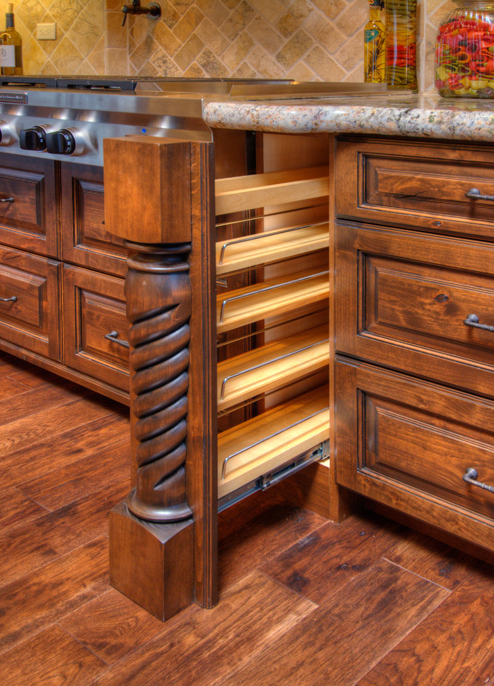 Diseño de cocina comedor clásica grande con armarios con paneles con relieve y puertas de armario de madera en tonos medios