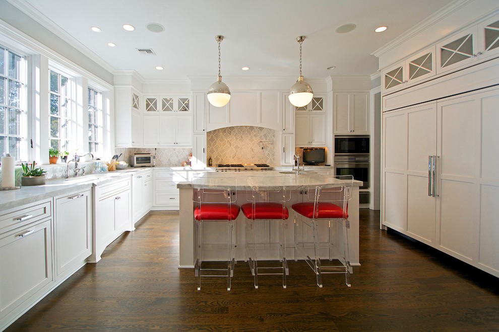 Exempel på ett stort modernt kök, med skåp i shakerstil, vita skåp, granitbänkskiva, grått stänkskydd, stänkskydd i keramik, integrerade vitvaror, mörkt trägolv, en köksö och brunt golv