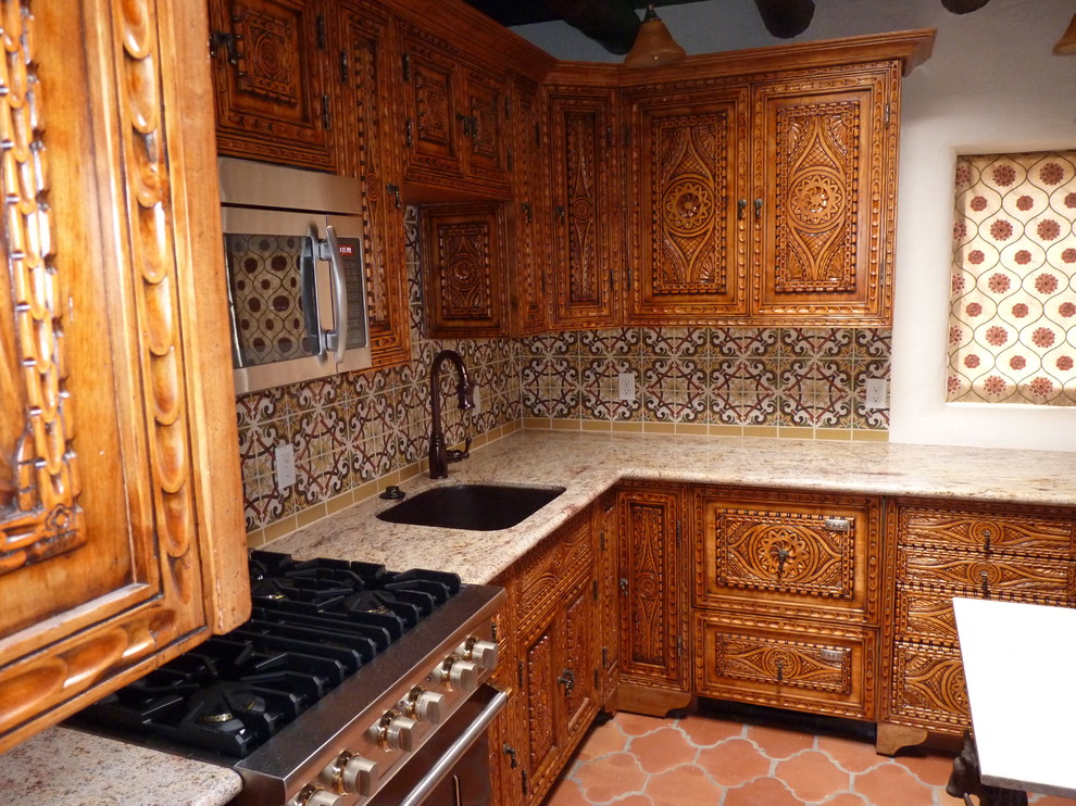 Foto de cocina mediterránea de tamaño medio con armarios con paneles con relieve y puertas de armario con efecto envejecido
