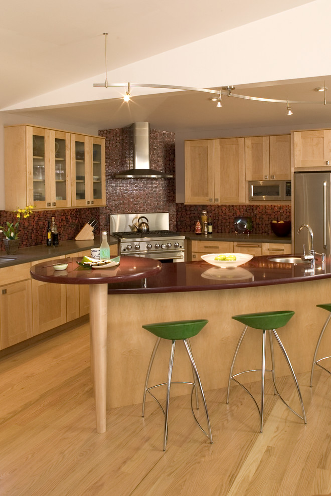 Immagine di una cucina a L design con ante di vetro, elettrodomestici in acciaio inossidabile, lavello sottopiano, ante in legno scuro, paraspruzzi rosso, paraspruzzi con piastrelle a mosaico e top rosso
