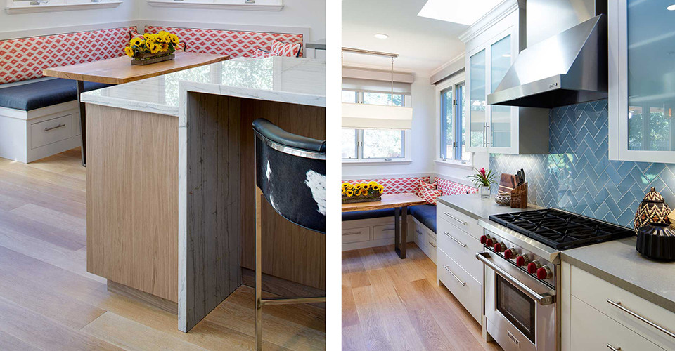 Modern inredning av ett kök, med en undermonterad diskho, luckor med glaspanel, vita skåp, bänkskiva i kvarts, blått stänkskydd, stänkskydd i porslinskakel, rostfria vitvaror, ljust trägolv och en köksö