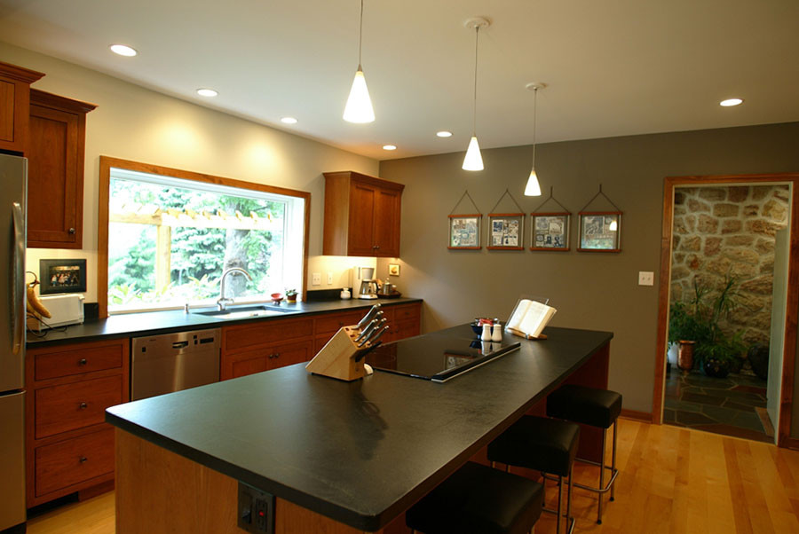Zweizeilige Rustikale Küche mit Schrankfronten mit vertiefter Füllung, Küchengeräten aus Edelstahl und hellem Holzboden in Philadelphia