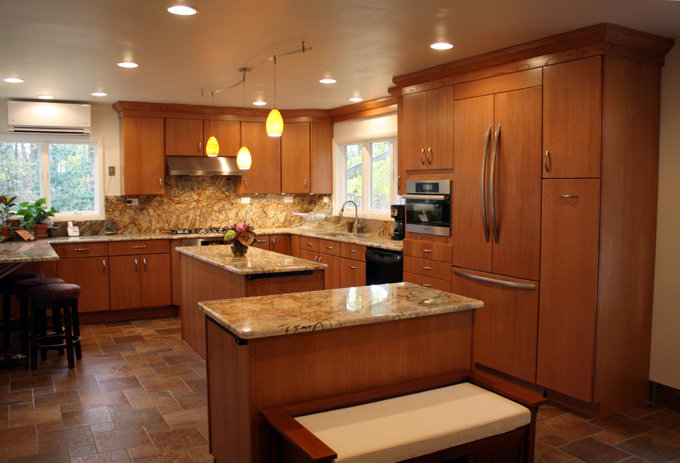 Immagine di una cucina moderna con lavello sottopiano, ante lisce, ante in legno scuro, top in granito, paraspruzzi giallo, paraspruzzi in lastra di pietra e elettrodomestici da incasso