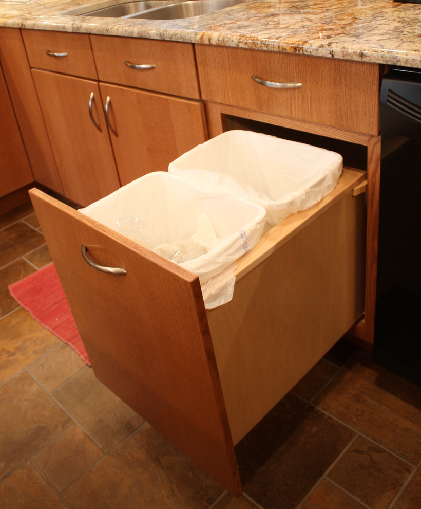 Foto di una cucina minimalista con lavello sottopiano, ante lisce, ante in legno scuro, top in granito, paraspruzzi giallo, paraspruzzi in lastra di pietra e elettrodomestici da incasso