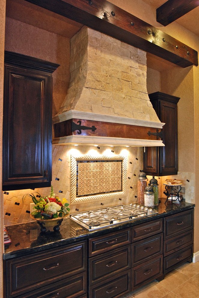 Exempel på ett stort medelhavsstil kök, med luckor med upphöjd panel, skåp i mörkt trä, beige stänkskydd, integrerade vitvaror, klinkergolv i keramik, en köksö och en enkel diskho