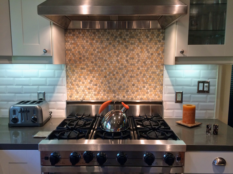 Foto di una cucina tradizionale con ante con riquadro incassato, ante bianche, paraspruzzi multicolore e elettrodomestici in acciaio inossidabile