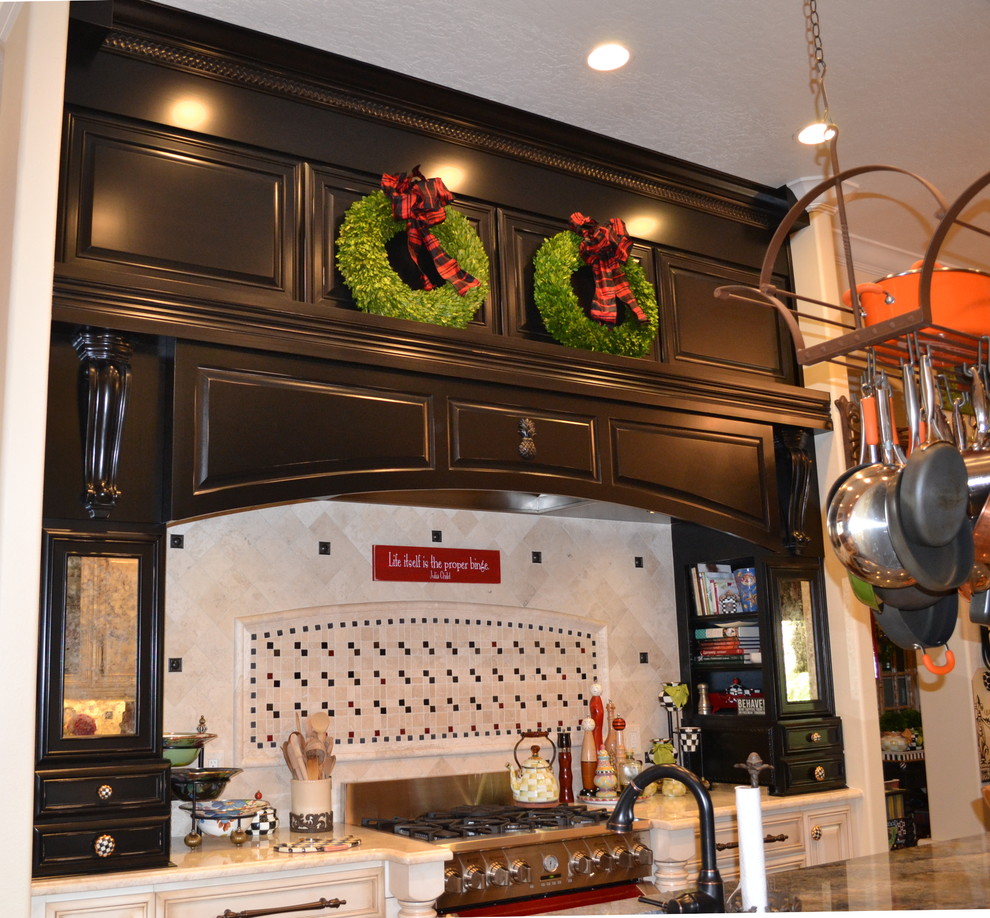 Große Klassische Küche mit profilierten Schrankfronten, schwarzen Schränken, bunter Rückwand, Rückwand aus Steinfliesen und Küchengeräten aus Edelstahl in Orlando