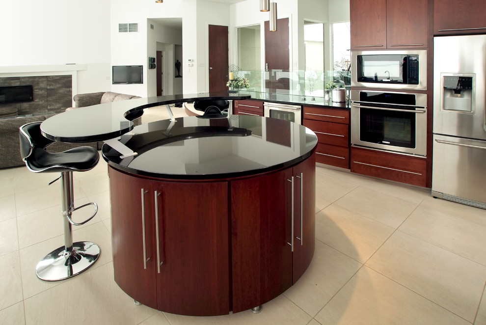 Foto di una grande cucina classica con ante lisce, ante in legno bruno, elettrodomestici in acciaio inossidabile e pavimento con piastrelle in ceramica