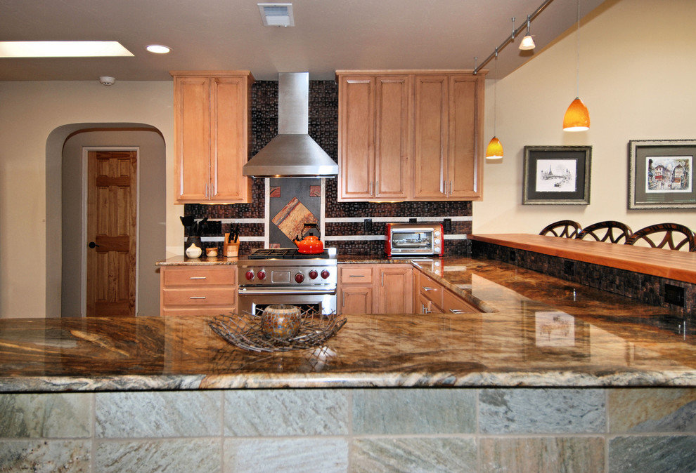 Exempel på ett mellanstort klassiskt kök, med en nedsänkt diskho, luckor med infälld panel, skåp i mellenmörkt trä, granitbänkskiva, rostfria vitvaror och korkgolv