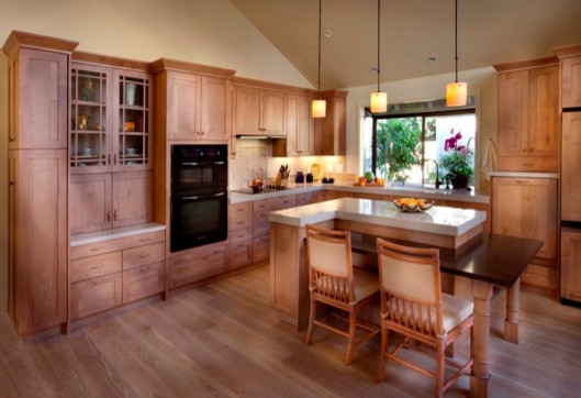 Esempio di una cucina chic di medie dimensioni con ante con riquadro incassato, ante in legno chiaro, top piastrellato, paraspruzzi multicolore e penisola