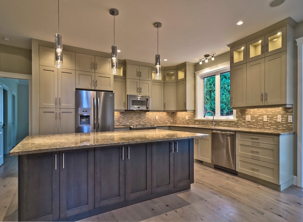 Eat-in kitchen - traditional l-shaped eat-in kitchen idea in Vancouver with an undermount sink, shaker cabinets, gray cabinets, granite countertops, multicolored backsplash and stainless steel appliances