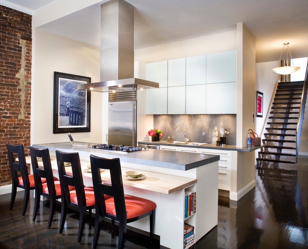 Moderne Küche mit flächenbündigen Schrankfronten, weißen Schränken, Küchenrückwand in Grau, Küchengeräten aus Edelstahl, dunklem Holzboden und Kücheninsel in Boston