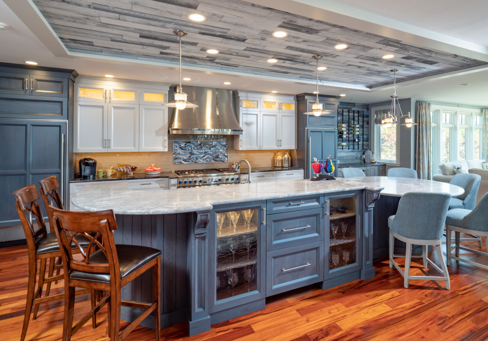 ボストンにあるビーチスタイルのおしゃれなキッチン (シェーカースタイル扉のキャビネット、白いキャビネット、ベージュキッチンパネル、サブウェイタイルのキッチンパネル、パネルと同色の調理設備、無垢フローリング、オレンジの床、黒いキッチンカウンター) の写真