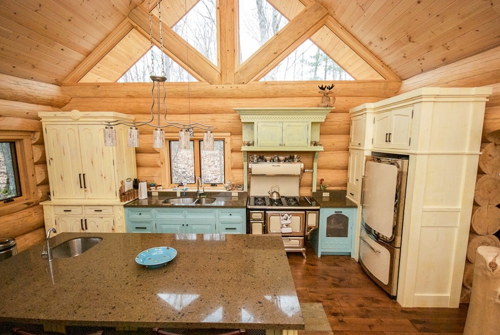 Immagine di una grande cucina rustica con ante in stile shaker, ante blu, top in marmo, paraspruzzi con piastrelle in ceramica e pavimento in legno massello medio