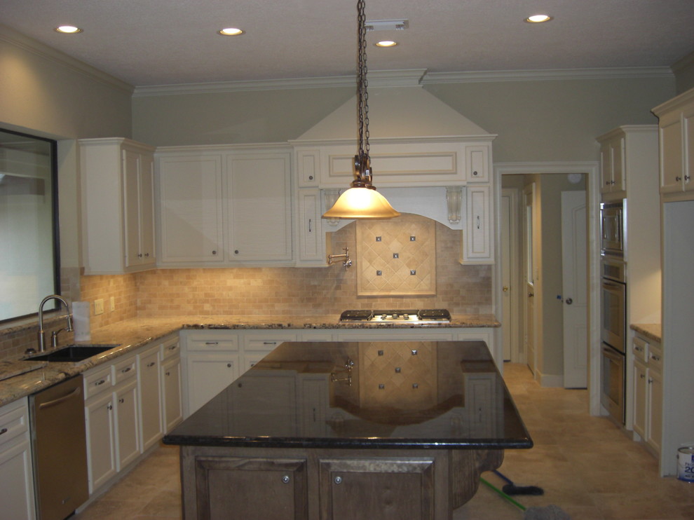 Inspiration for a timeless kitchen remodel in Houston