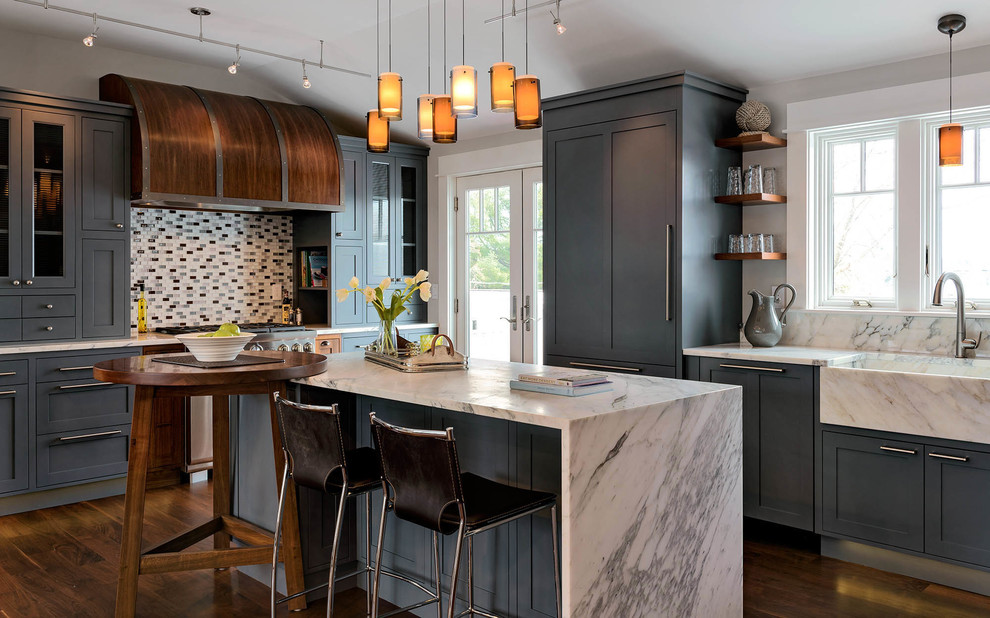 Klassische Küche in L-Form mit Landhausspüle, Schrankfronten im Shaker-Stil, blauen Schränken, Elektrogeräten mit Frontblende, dunklem Holzboden und Kücheninsel in Portland Maine