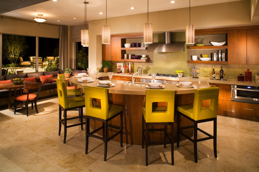 На фото: кухня в стиле неоклассика (современная классика) с обеденным столом, плоскими фасадами, фасадами цвета дерева среднего тона, зеленым фартуком, техникой из нержавеющей стали и окном с