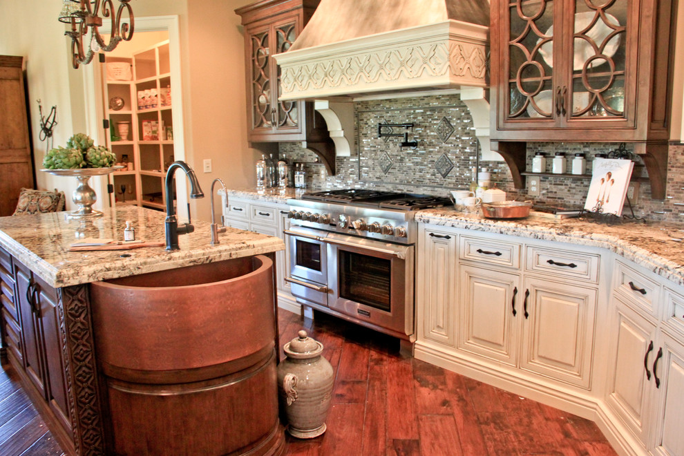 Design ideas for a traditional kitchen in Indianapolis.