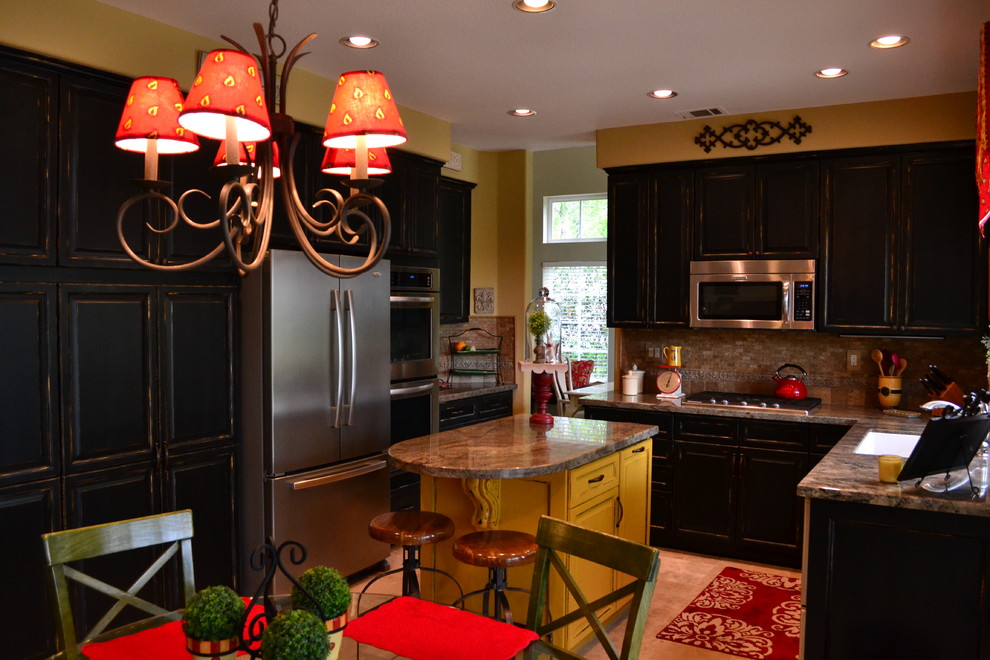Exempel på ett mellanstort medelhavsstil kök, med en undermonterad diskho, luckor med upphöjd panel, skåp i slitet trä, granitbänkskiva, rostfria vitvaror, en köksö, brunt stänkskydd, stänkskydd i stickkakel och gult golv