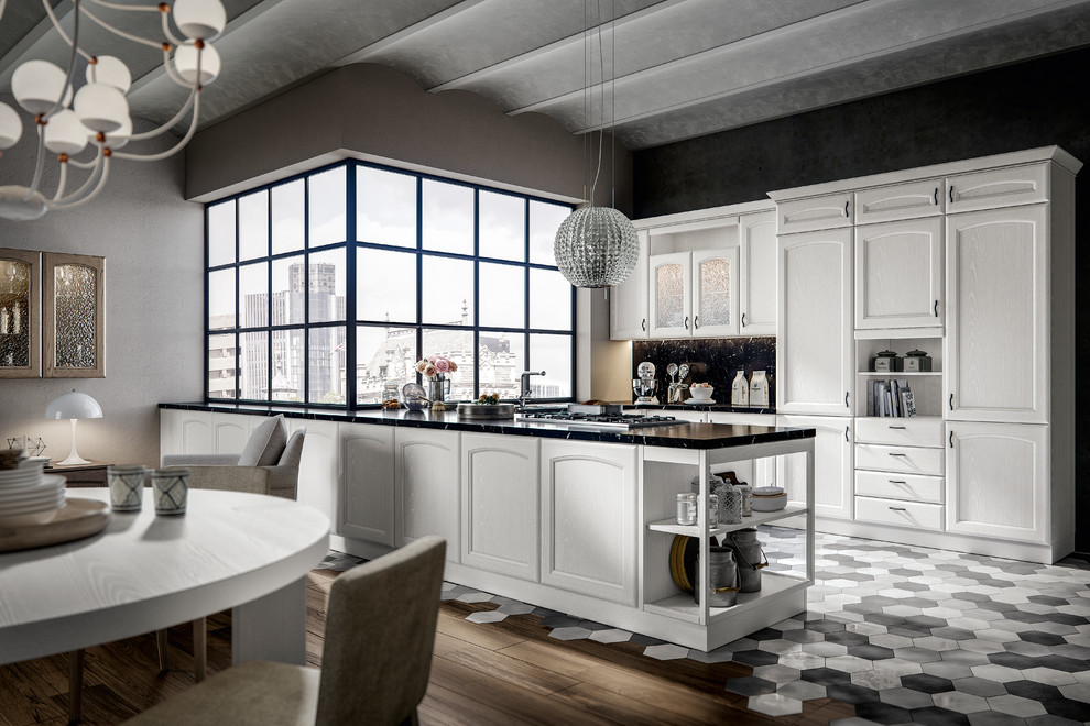 Exempel på ett mellanstort klassiskt kök, med en integrerad diskho, luckor med profilerade fronter, vita skåp, bänkskiva i kvartsit, svart stänkskydd, stänkskydd i skiffer, vita vitvaror, ljust trägolv, en köksö och brunt golv