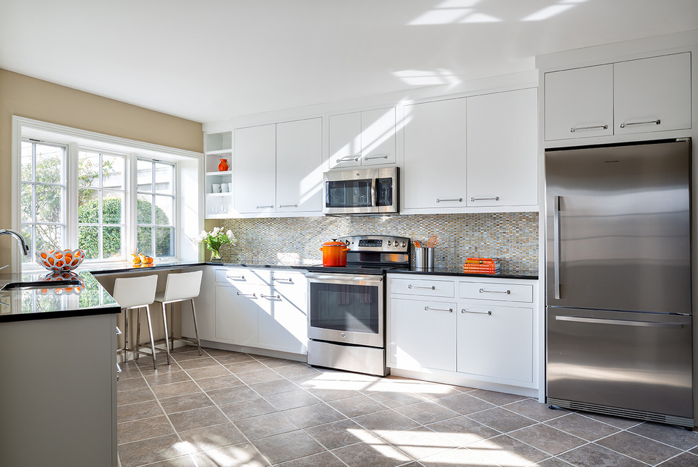 Idéer för att renovera ett kök, med en undermonterad diskho, släta luckor, vita skåp, flerfärgad stänkskydd, stänkskydd i mosaik, rostfria vitvaror och en halv köksö