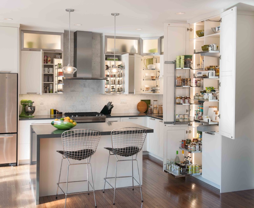 Mittelgroße Klassische Küche mit weißen Schränken und Kücheninsel in Philadelphia