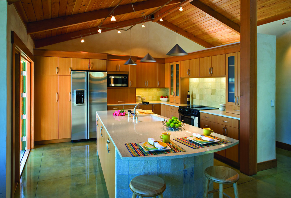 Cette photo montre une cuisine moderne en bois brun avec un évier 1 bac, un placard à porte plane, une crédence beige et un électroménager en acier inoxydable.