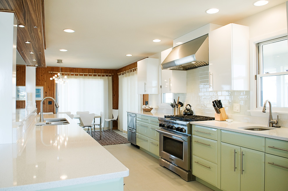 Moderne Wohnküche mit Rückwand aus Metrofliesen, Triple-Waschtisch, grünen Schränken, Quarzwerkstein-Arbeitsplatte, Küchenrückwand in Weiß, Küchengeräten aus Edelstahl und flächenbündigen Schrankfronten in Sonstige