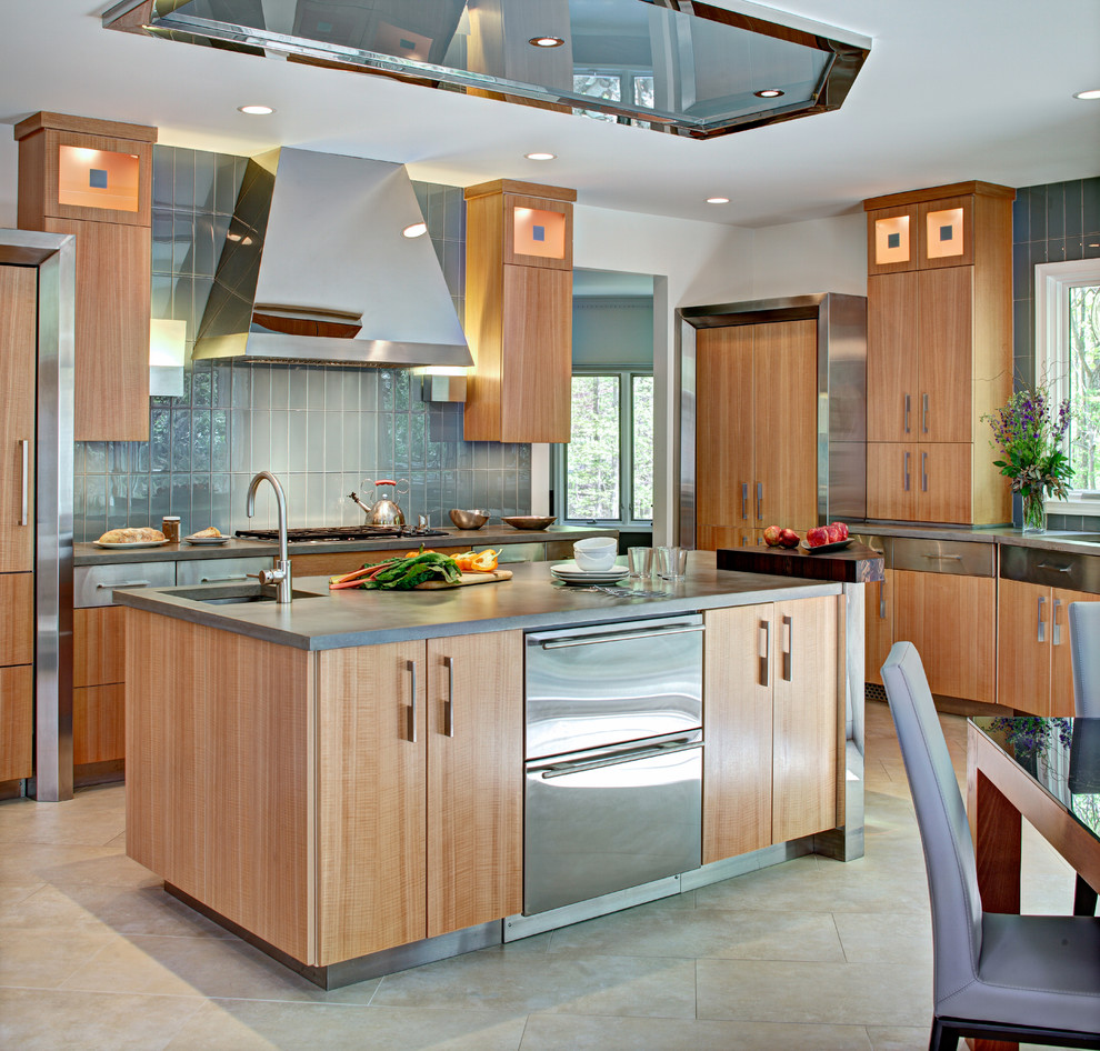 Foto di una cucina a L design con ante lisce, ante in legno scuro, paraspruzzi con piastrelle in ceramica e elettrodomestici in acciaio inossidabile