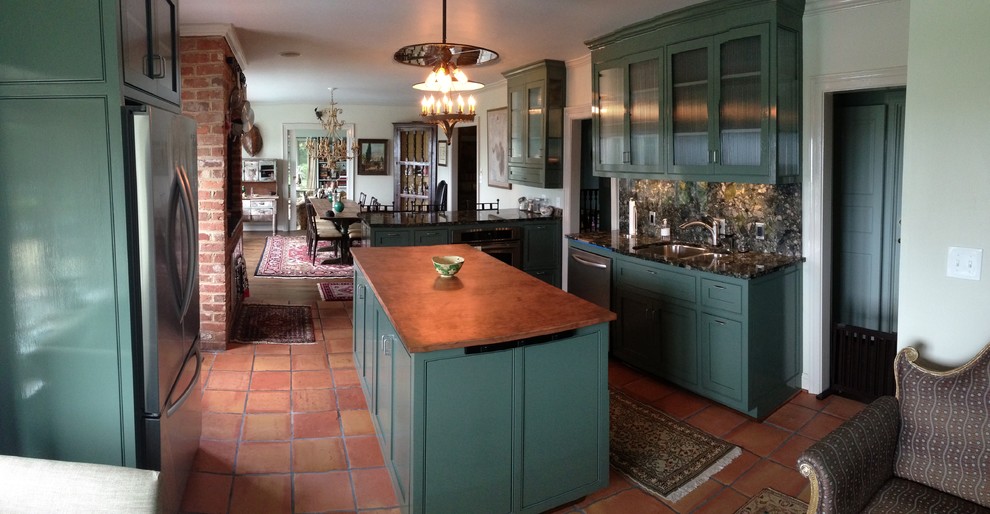 Inredning av ett modernt mellanstort kök, med en dubbel diskho, skåp i shakerstil, gröna skåp, bänkskiva i akrylsten, flerfärgad stänkskydd, stänkskydd i sten, rostfria vitvaror, klinkergolv i terrakotta, en köksö och rött golv