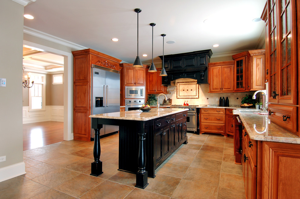 Exempel på ett stort klassiskt kök, med en dubbel diskho, luckor med upphöjd panel, skåp i mellenmörkt trä, granitbänkskiva, beige stänkskydd, stänkskydd i tunnelbanekakel, rostfria vitvaror, klinkergolv i porslin och en köksö