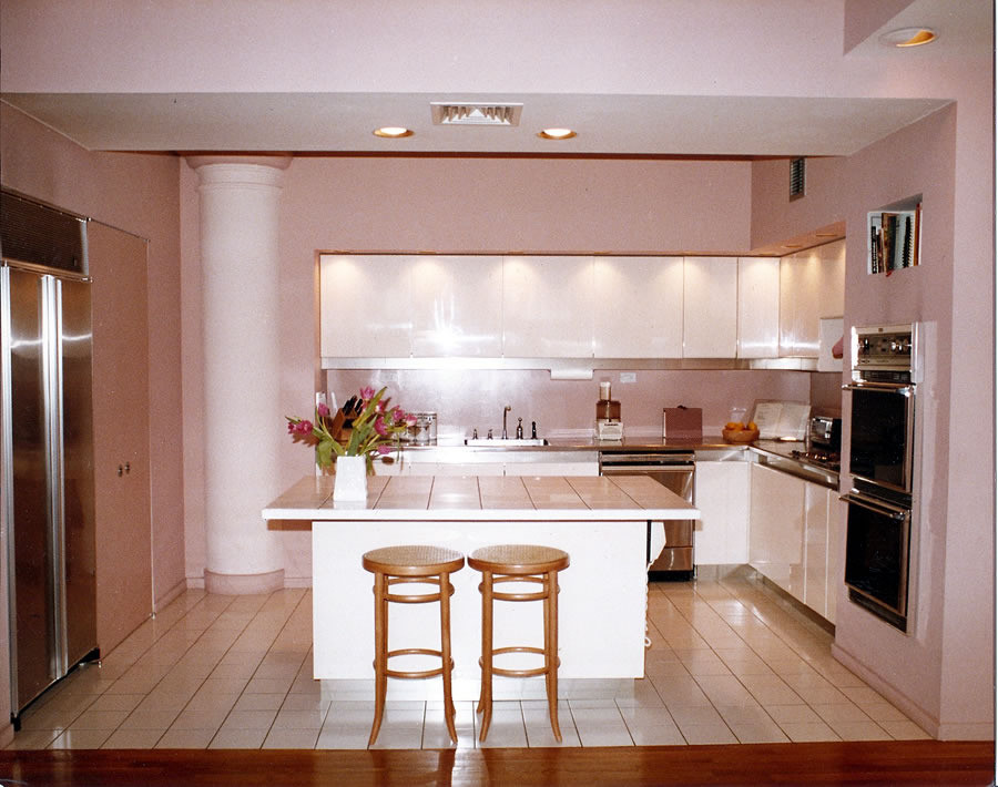 Geräumige Moderne Wohnküche in U-Form mit Unterbauwaschbecken, flächenbündigen Schrankfronten, weißen Schränken, Arbeitsplatte aus Fliesen, Küchengeräten aus Edelstahl, Keramikboden und Kücheninsel in New York