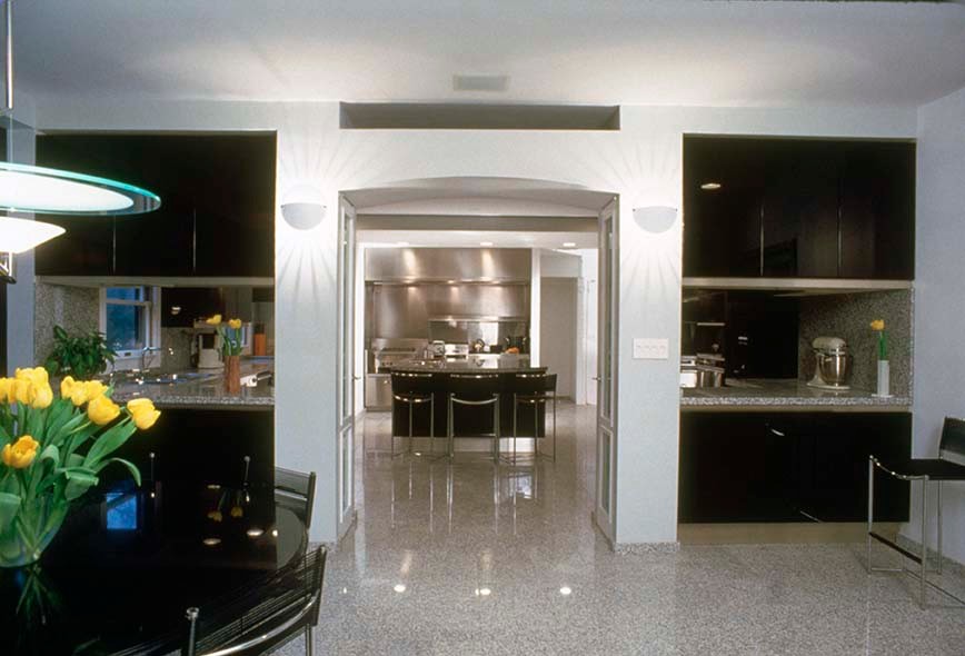 Foto på ett mycket stort funkis kök, med en undermonterad diskho, släta luckor, svarta skåp, granitbänkskiva, grått stänkskydd, stänkskydd i sten, rostfria vitvaror, marmorgolv och en köksö
