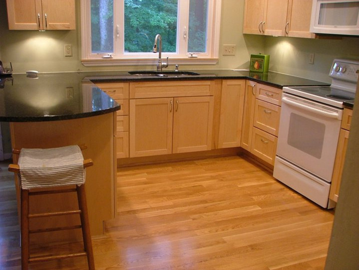 Bild på ett mellanstort vintage u-kök, med en nedsänkt diskho, luckor med upphöjd panel, skåp i ljust trä, laminatbänkskiva, flerfärgad stänkskydd, rostfria vitvaror, mellanmörkt trägolv och en köksö
